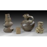 Sammlung von vier praekolumbischen Objekten. a) H ca. 13cm. Schwarz geschmauchter Ton. Kleine
