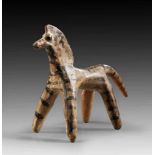 Geometrisches Pferdchen. Griechenland, 7. Jh. v. Chr. H 13cm, L 14,5cm. Heller Ton mit Streifen- und