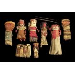 Sammlung antiker Stoffe. Koptische und südamerikanische Stoffragmente in sechs Rahmen. Acht Püppchen