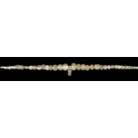 Kette aus Bergkristall. Hellenistisch, 4. Jh. v.Chr. L 54,5cm. Aus Kugel-, Ellipsoid-, Scheiben-,