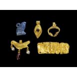 Sammlung Anhänger und ein Goldblech. Spätzeit, ca. 664 v.Chr. - Byzanz, 8. Jh. n.Chr. Darunter ein