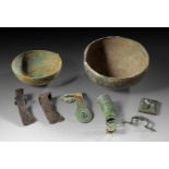 Sammlung Bronzeobjekte. 1 Jt. v. Chr. - 4. Jh. n. Chr. Darunter zwei alpenländische Bronzeschalen (