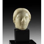 Weibliches Köpfchen. Römische Kaiserzeit, 1. / 2. Jh. n. Chr. Weißer, feinkristalliner Marmor, H 5,