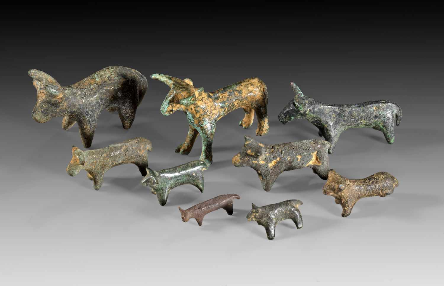 Sammlung Tierfiguren. Westasiatisch, 2. Jt. v. Chr. Meist durch die Hörner als Stiere kenntlich. L 6