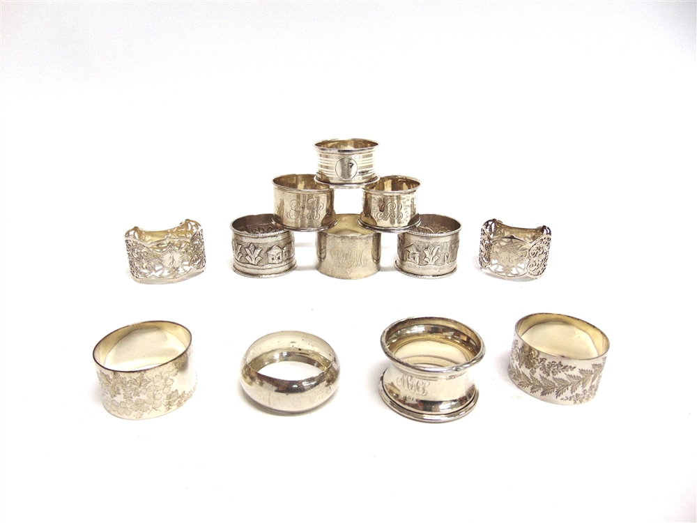 A PAIR OF LATE VICTORIAN SILVER NAPKIN RINGS by Sibray & Hall & Co, London 1890, of pierced D