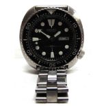 SEIKO, A GENTLEMANS AUTOMATIC STAINLESS STEEL WRIST WATCH the black dial with luminous batons and