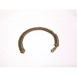 A 9 CARAT GOLD BRACELET OF HOLLOW CUT LINKS flanked either side by a box link type chain, 19.5cm