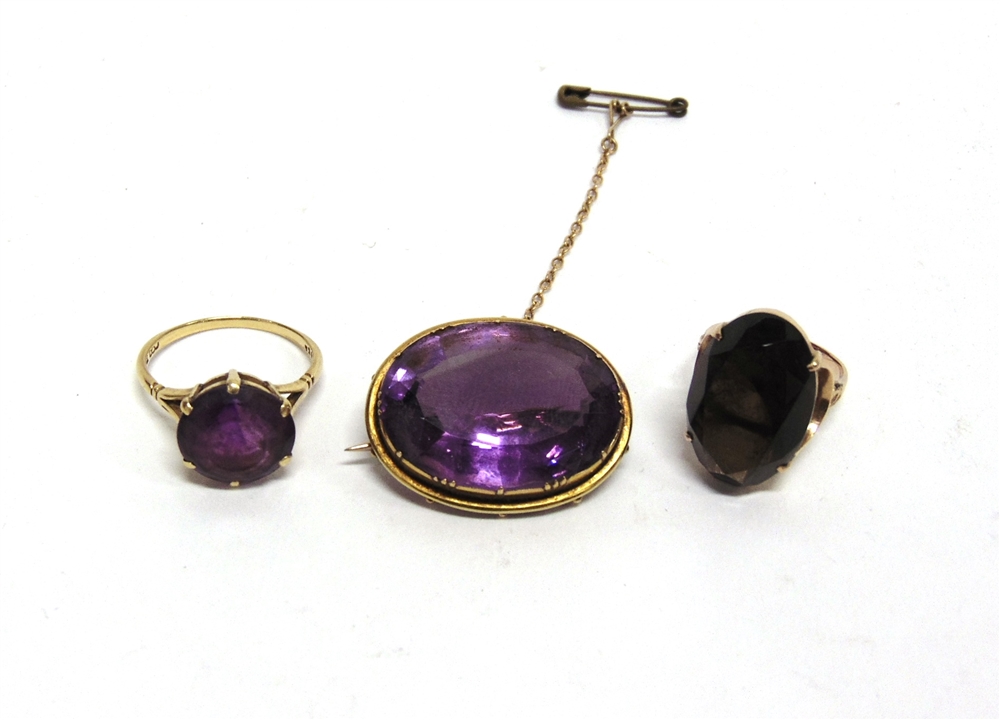 A VICTORIAN AMETHYST BROOCH of oval outline, 3cm long overall; with a single stone amethyst ring,