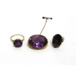 A VICTORIAN AMETHYST BROOCH of oval outline, 3cm long overall; with a single stone amethyst ring,