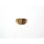 A 9 CARAT GOLD SIGNET RING finger size T, 2.5g gross