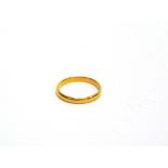 A 22 CARAT GOLD WEDDING RING 3.3g gross