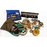 A QUANTITY OF ASSORTED COSTUME JEWELLERY