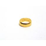 AN 18 CARAT GOLD PATTERNED WEDDING RING 4.9g gross