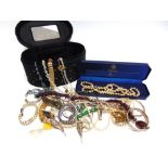 A COLLECTION OF ASSORTED COSTUME JEWELLERY