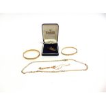 A COLLECTION OF GOLD JEWELLERY comprising an 18 carat gold signet ring; 2.4g gross; a chain