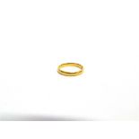 AN 18 CARAT GOLD WEDDING RING 3.2g gross