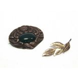 A DANISH SKONVIRKE GREEN AGATE BROOCH stamped '830s' and 'H.F.', possibly for H. Fischer, 5.7cm