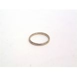 A WHITE METAL WEDDING RING indistinct mark, 2.6g gross