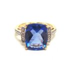 A BLUE TOPAZ 9 CARAT GOLD RING finger size O, 3.8g gross