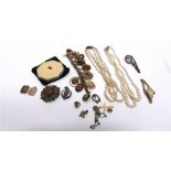 A SMALL QUANTITY OF JEWELLERY a compact; two ladies watches and some dental gold