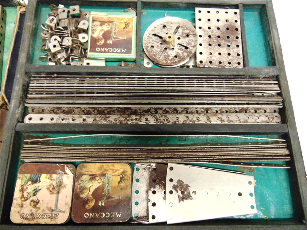 TWO EARLY MECCANO 'ENGINEERING FOR BOYS' SETS comprising a No.3 and a No.2 set, each boxed. - Image 3 of 3