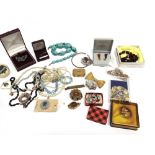 A QUANTITY OF VARIOUS COSTUME JEWELLERY ITEMS