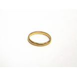 A 22 CARAT GOLD WEDDING RING 3.1g gross