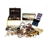 A QUANTITY OF ASSORTED COSTUME JEWELLERY