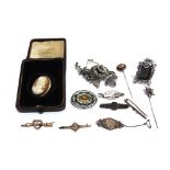 A SMALL COLLECTION OF JEWELLERY including cameo brooch; and other brooches