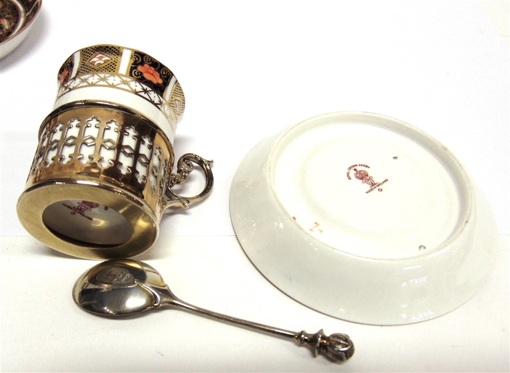 A SET OF SIX ROYAL CROWN DERBY IMARI PATTERN COFFEE CANS AND SAUCERS the cans in silver handled - Image 2 of 3