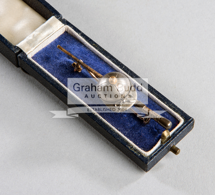 Early 20th century boxed gentleman's gold & silver tie pin designed with a jockey cap and whip,