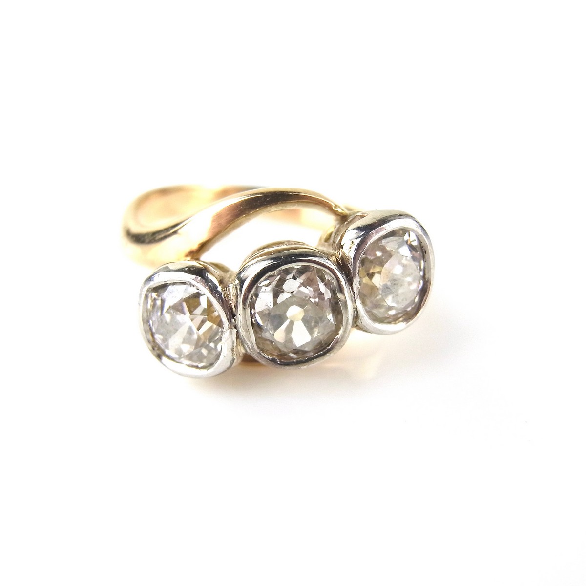 Yellow gold three stone diamond ring, tests 18 ct. - Image 2 of 2