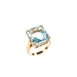 18 ct yellow gold aquamarine ring. The emerald cut aquamarine weighing approx. 7.15 ct.