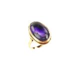 18 ct yellow gold amethyst ring. The oval amethyst cabochon weighing approx. 9.