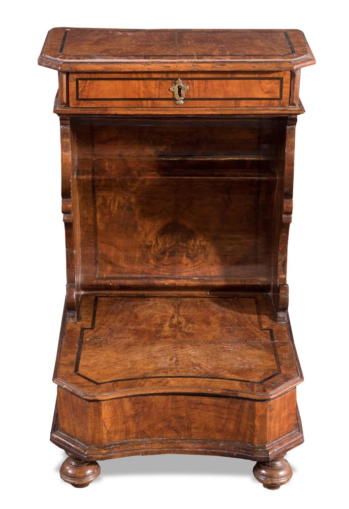 Walnut and burl walnut veneered prie-dieu with ebonized wood threads, 18th Century. - Image 2 of 2