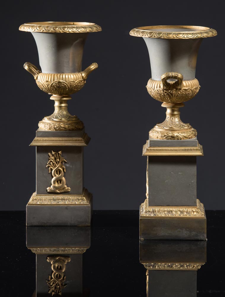 Pair of Medici vases on bronze column, late 19th Century - early 20th Century. - Image 2 of 2