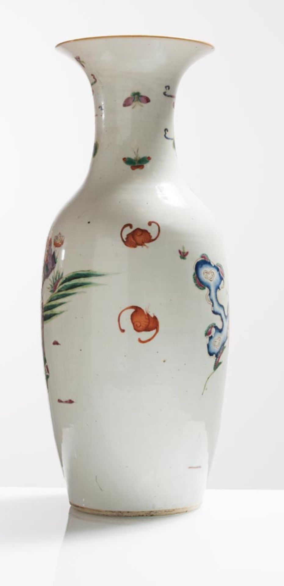 Pair of porcelain vases with Chinese figures, China, 20th Century. - Image 2 of 2