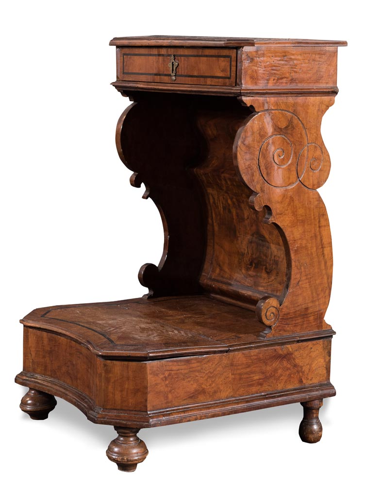 Walnut and burl walnut veneered prie-dieu with ebonized wood threads, 18th Century.