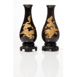 Coppia di vasi in legno laccato con dragoni a rilievo in oro, Cina, XX sec.
