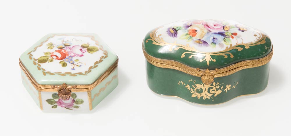 Lotto di due scatoline in porcellana con montatura in ottone, XX sec.