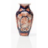 Vaso costolato in porcellana con decorazione Imari, Giappone, fine del XIX sec.