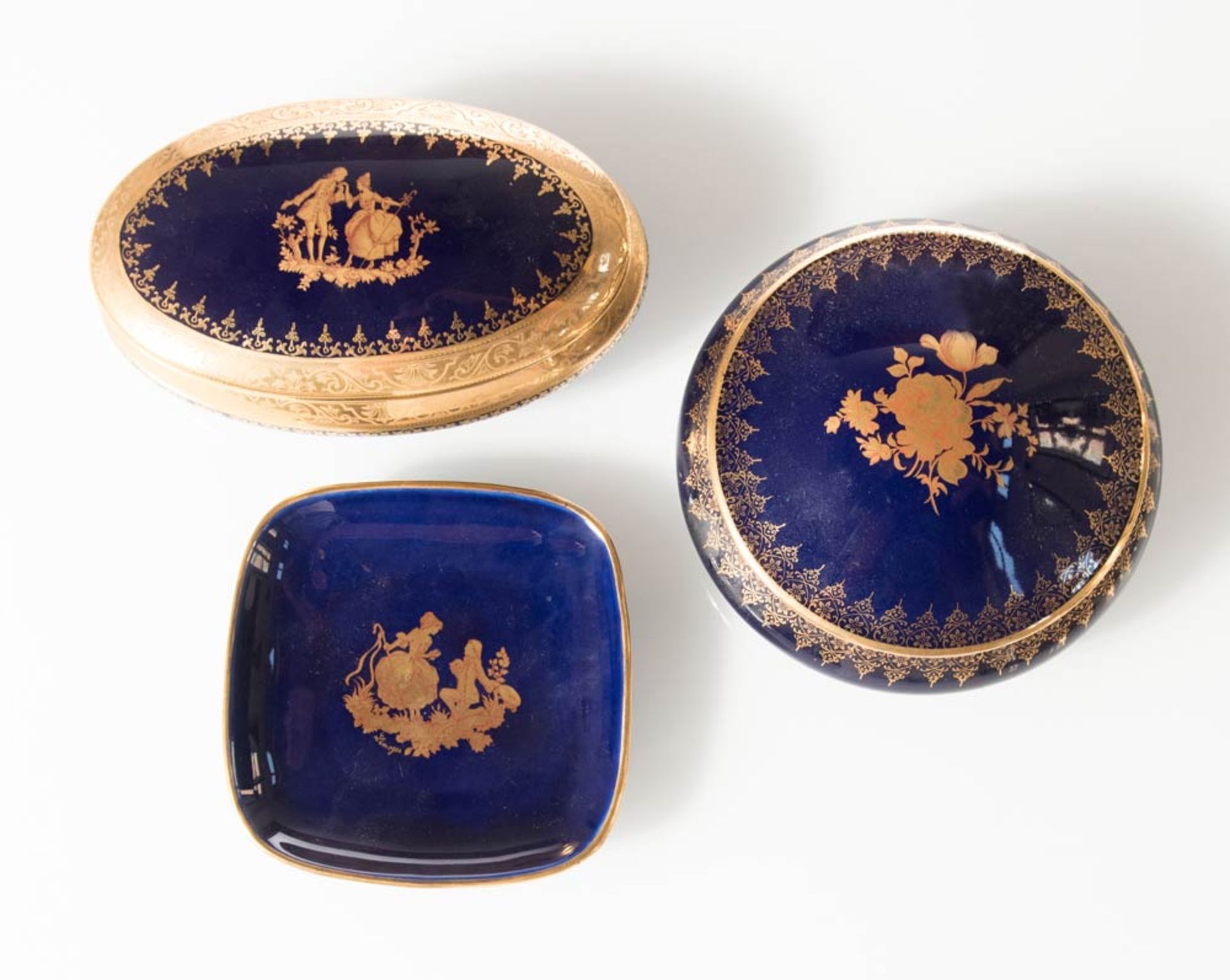 Limoges, tre oggetti in porcellana blu con profili e decorazioni in oro, Francia, XX sec. - Image 2 of 2