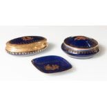 Limoges, tre oggetti in porcellana blu con profili e decorazioni in oro, Francia, XX sec.