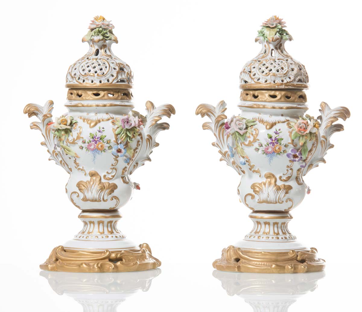 Pair of pot-pourri porcelain vase, 20th Century.