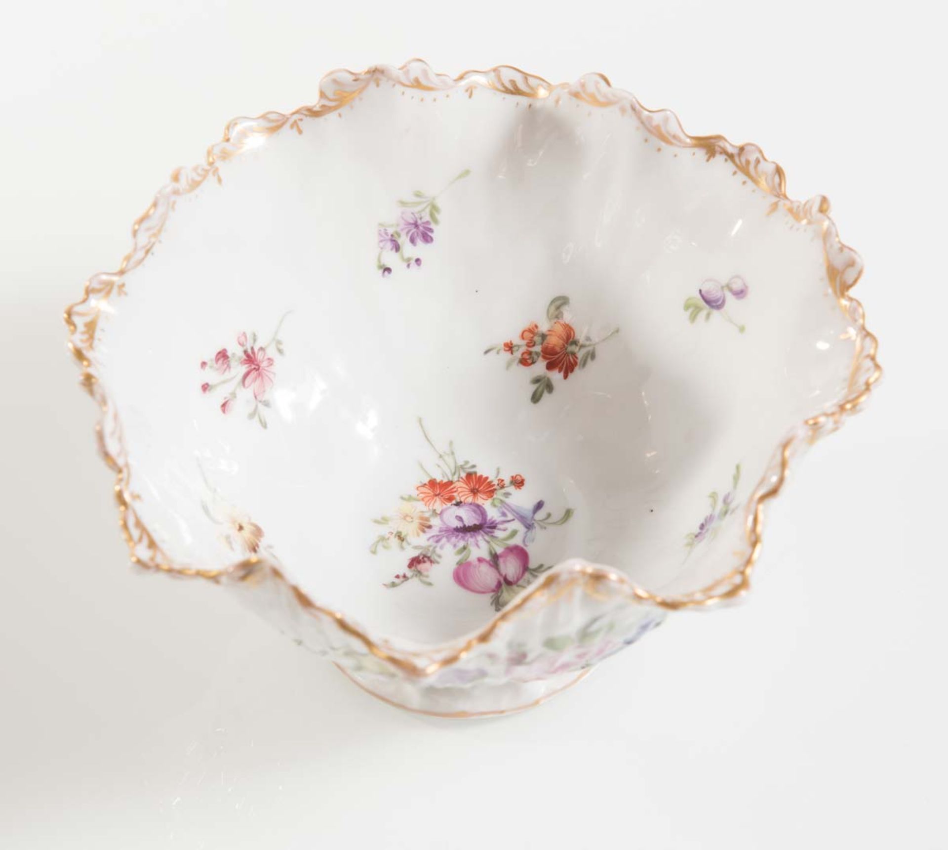 White porcelain with polychrome decorations bowl, Germany, late 19th Century. - Bild 3 aus 3