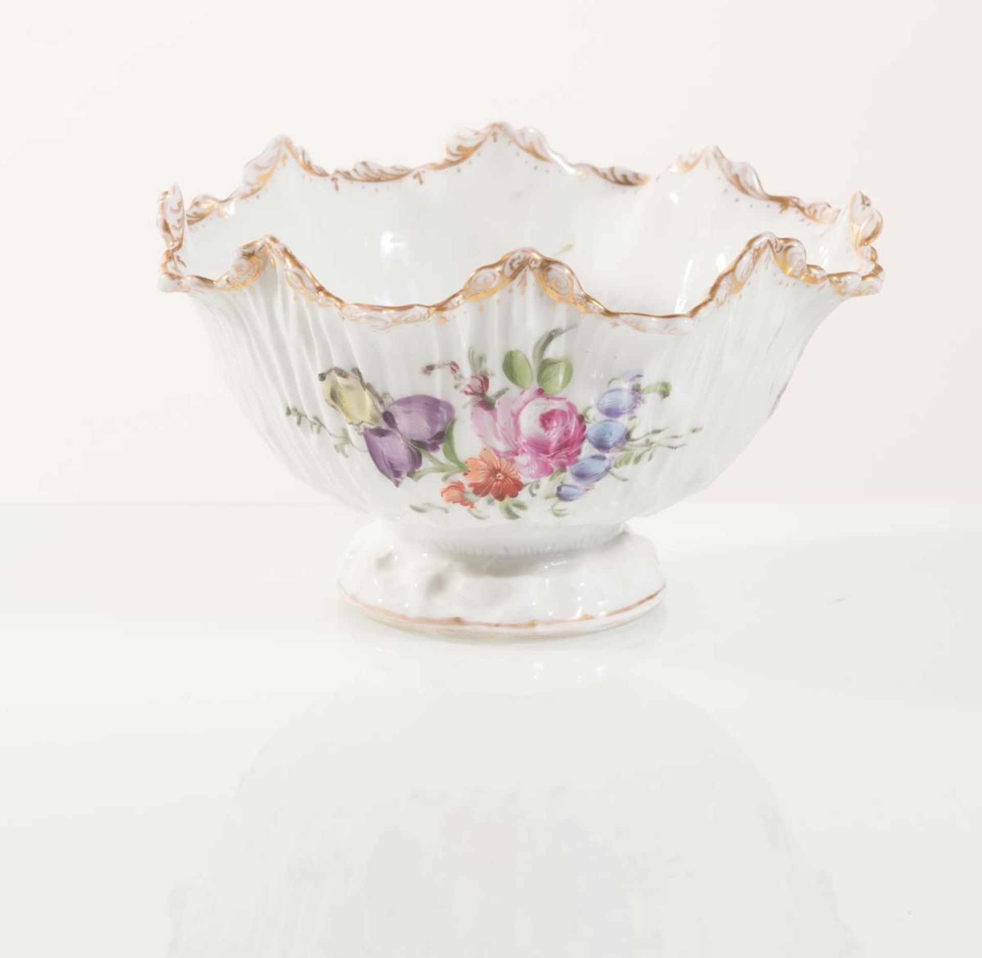 White porcelain with polychrome decorations bowl, Germany, late 19th Century. - Bild 2 aus 3