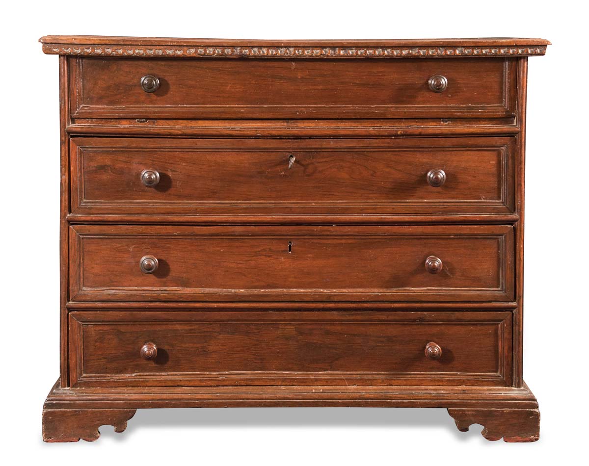 Walnut chest of drawers, Marche 17th Century.