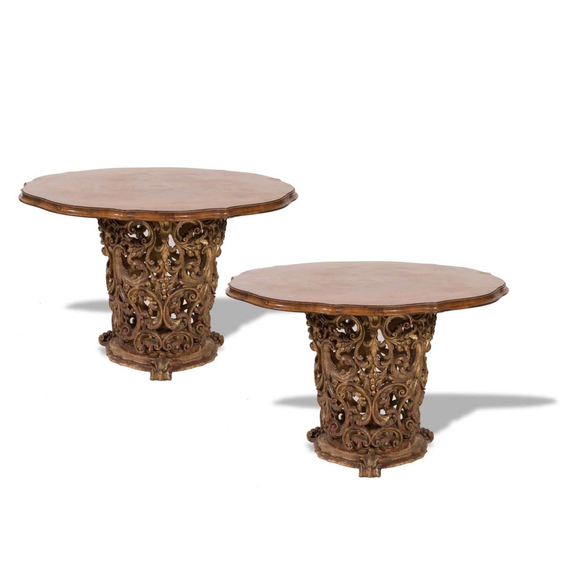 Pair of carved and gilt wood table with round shaped wood top, 20th Century. - Bild 2 aus 2