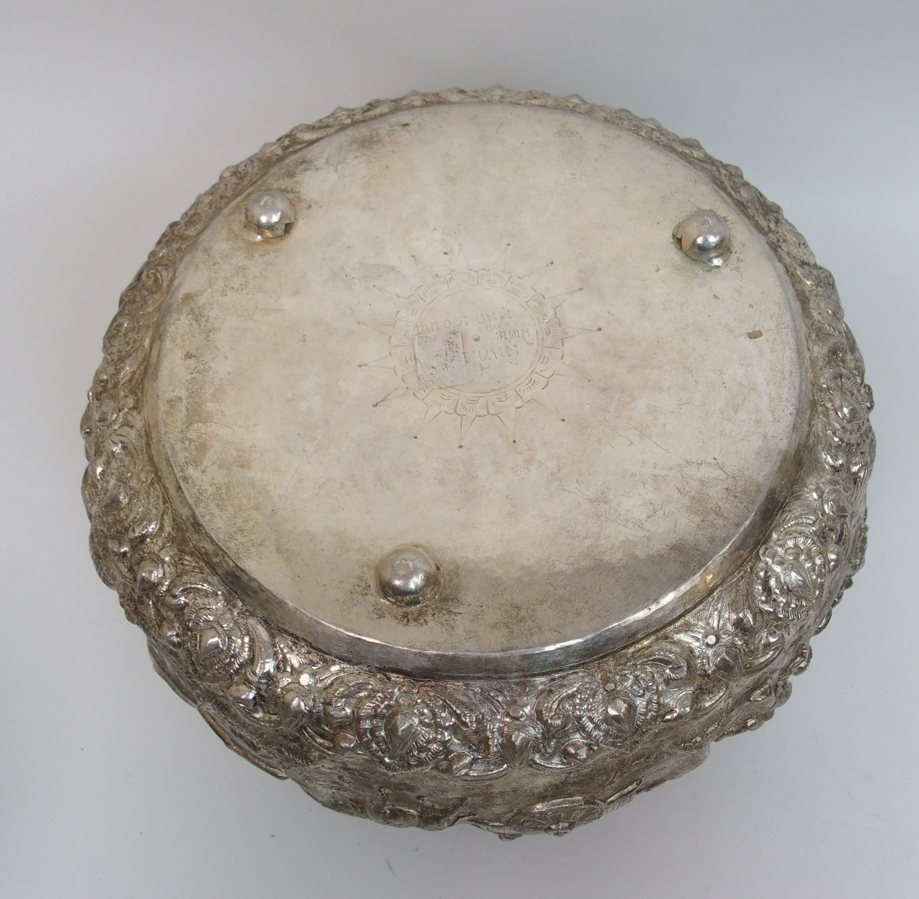 A group of Indian white metal wares comprising; circular box, 17.5cm diameter, 18oz, two bowls, 10cm - Bild 4 aus 10