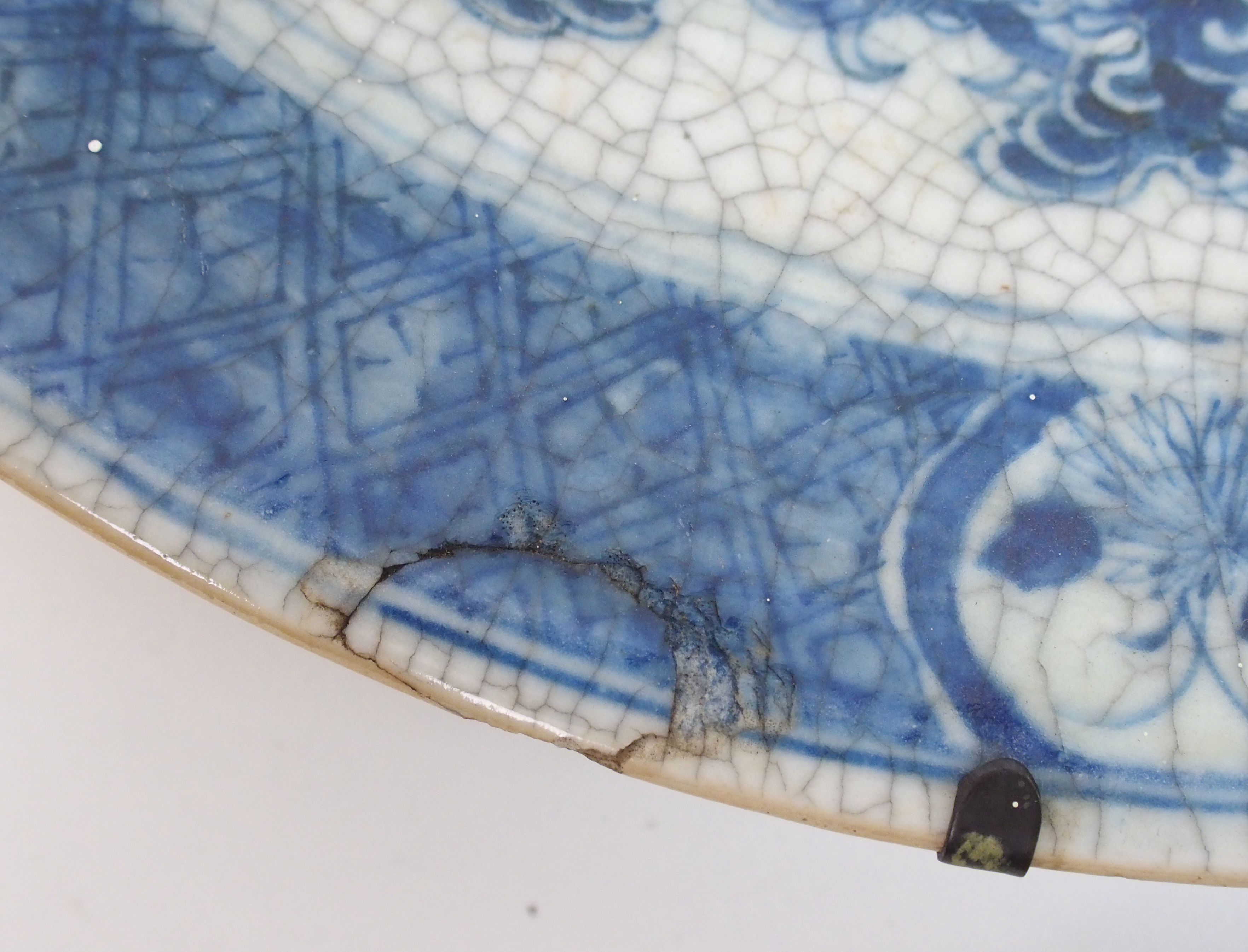 A Chinese blue and white crackled glaze dish painted with two confronting dragons within a diaper - Image 3 of 10